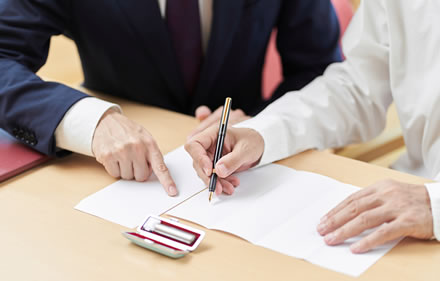 相続するものの中に空き家があるとき、相続人はどのようなことを決めなければならないか